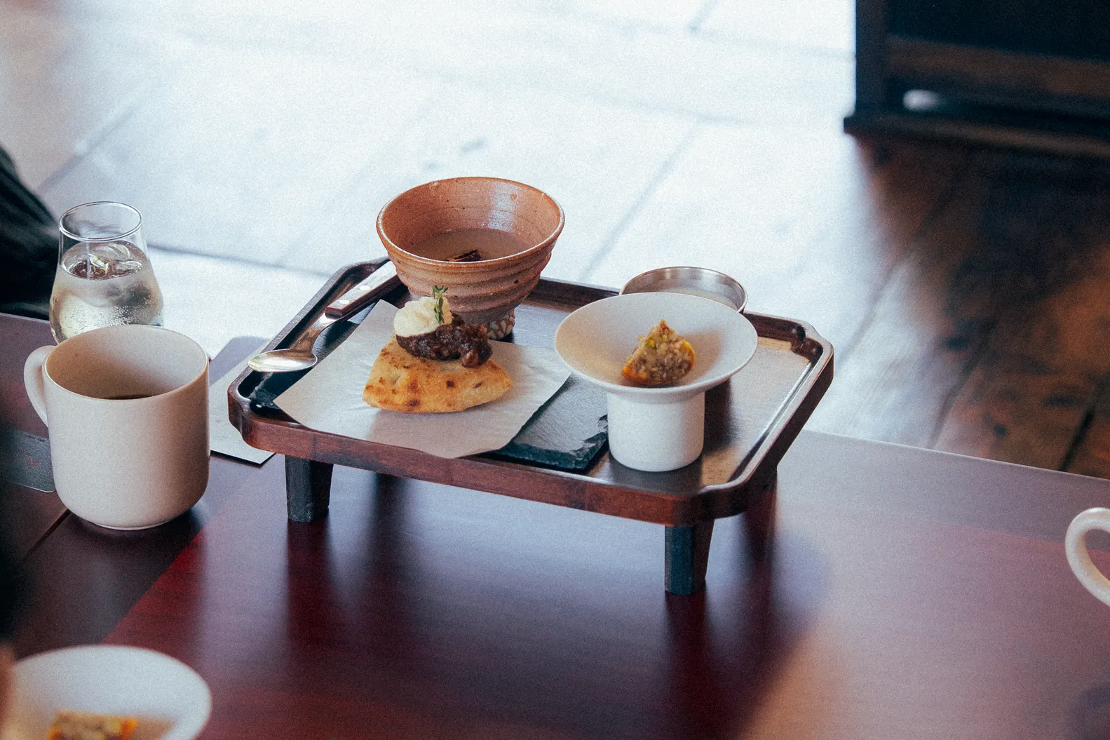 세션에 차려진 다과 트레이