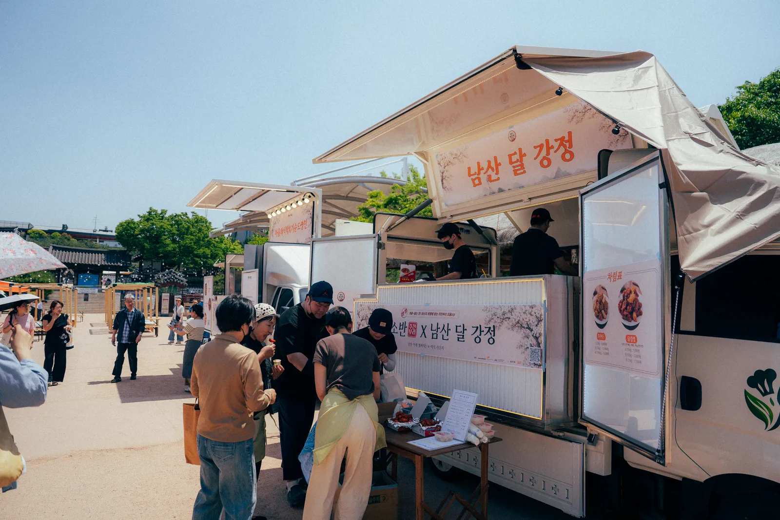 방문객이 모인 푸드트럭 앞