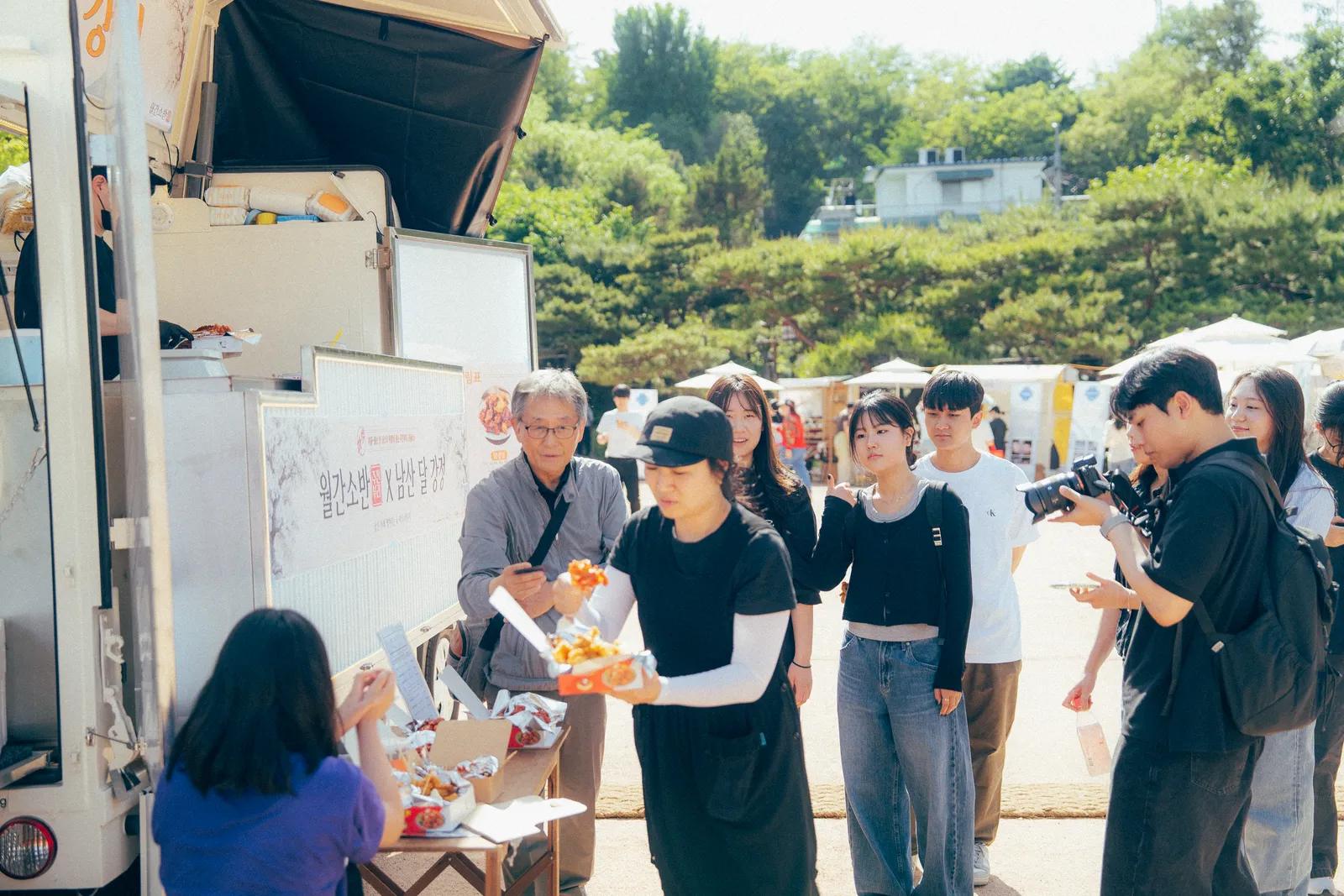 푸드트럭 앞에 모인 방문객