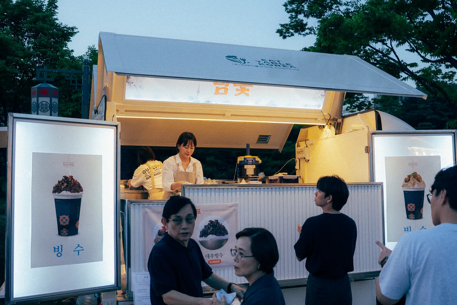 야간에 운영된 디저트 부스