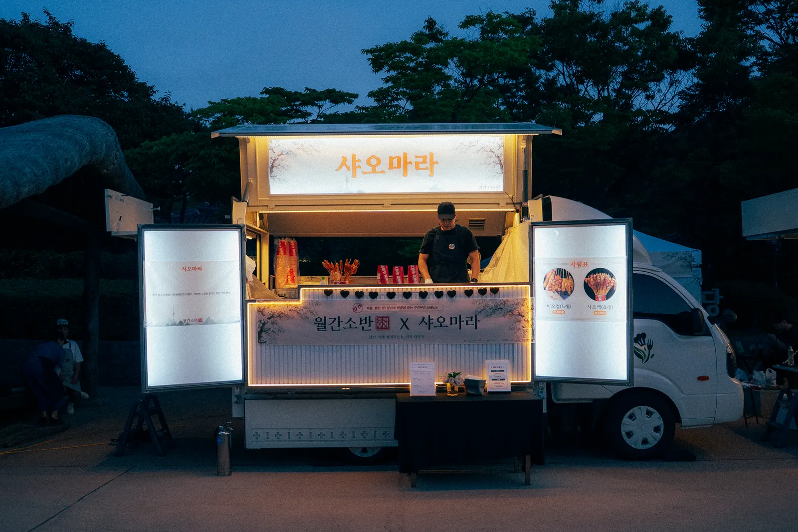 야간 조명이 켜진 푸드트럭